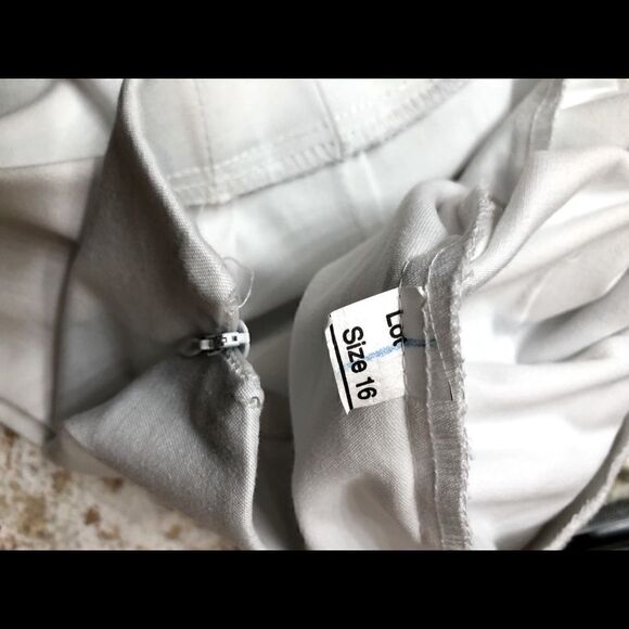 Women’s white Briggs New York ankle pant with hidden side zipper. - Picture 4 of 5